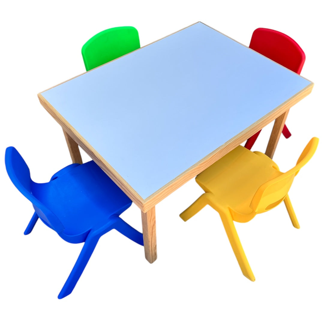 Conjunto Mesa Infantil Ékole con 4 Sillas de Plastico