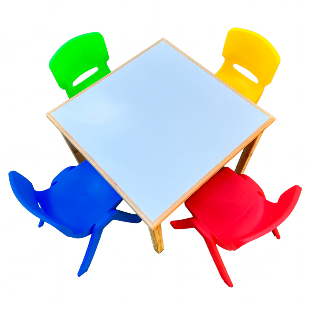 Conjunto mesa cuadrada de Madera con 4 Sillas de plástico de colores.