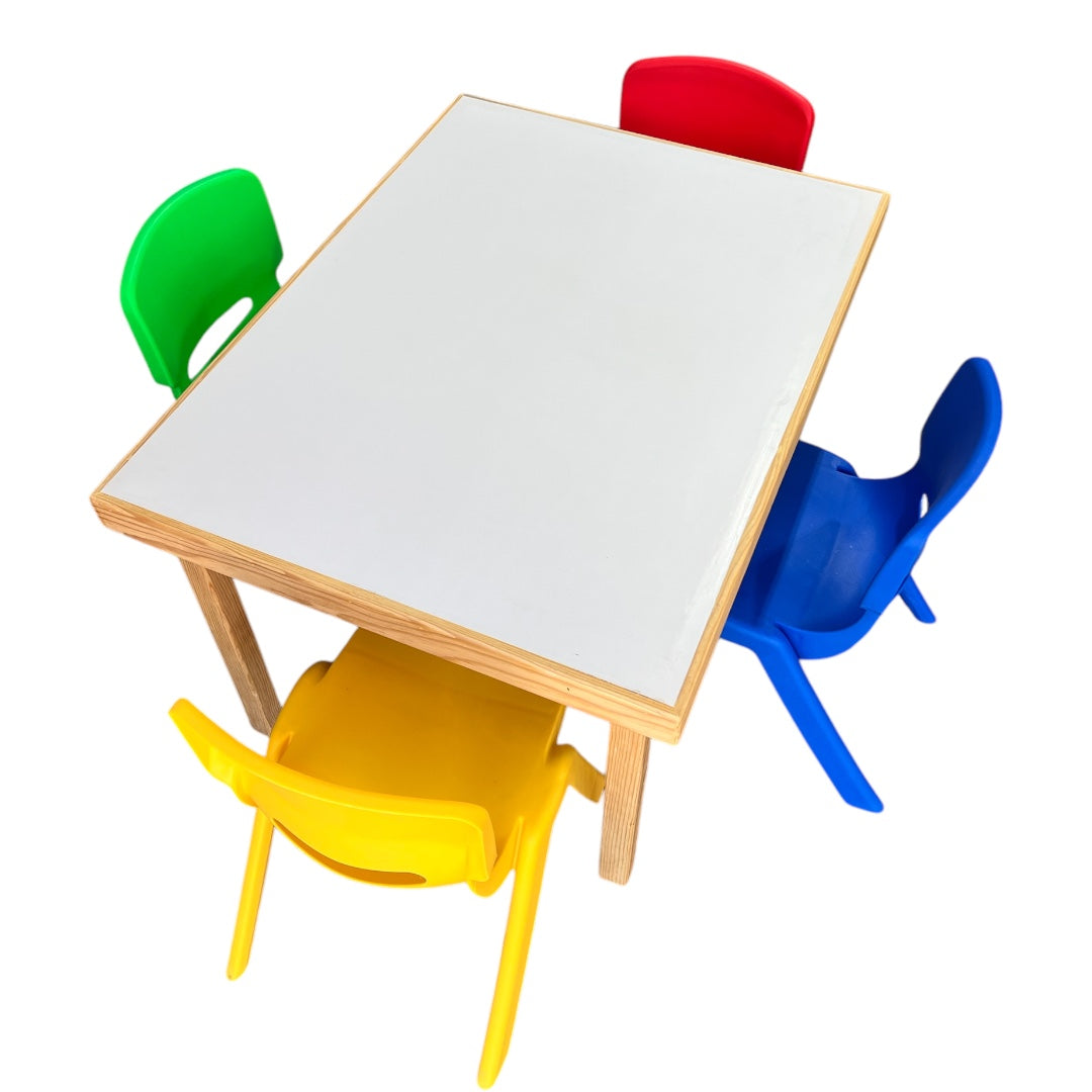 Conjunto Mesa Infantil Ékole con 4 Sillas de Plastico
