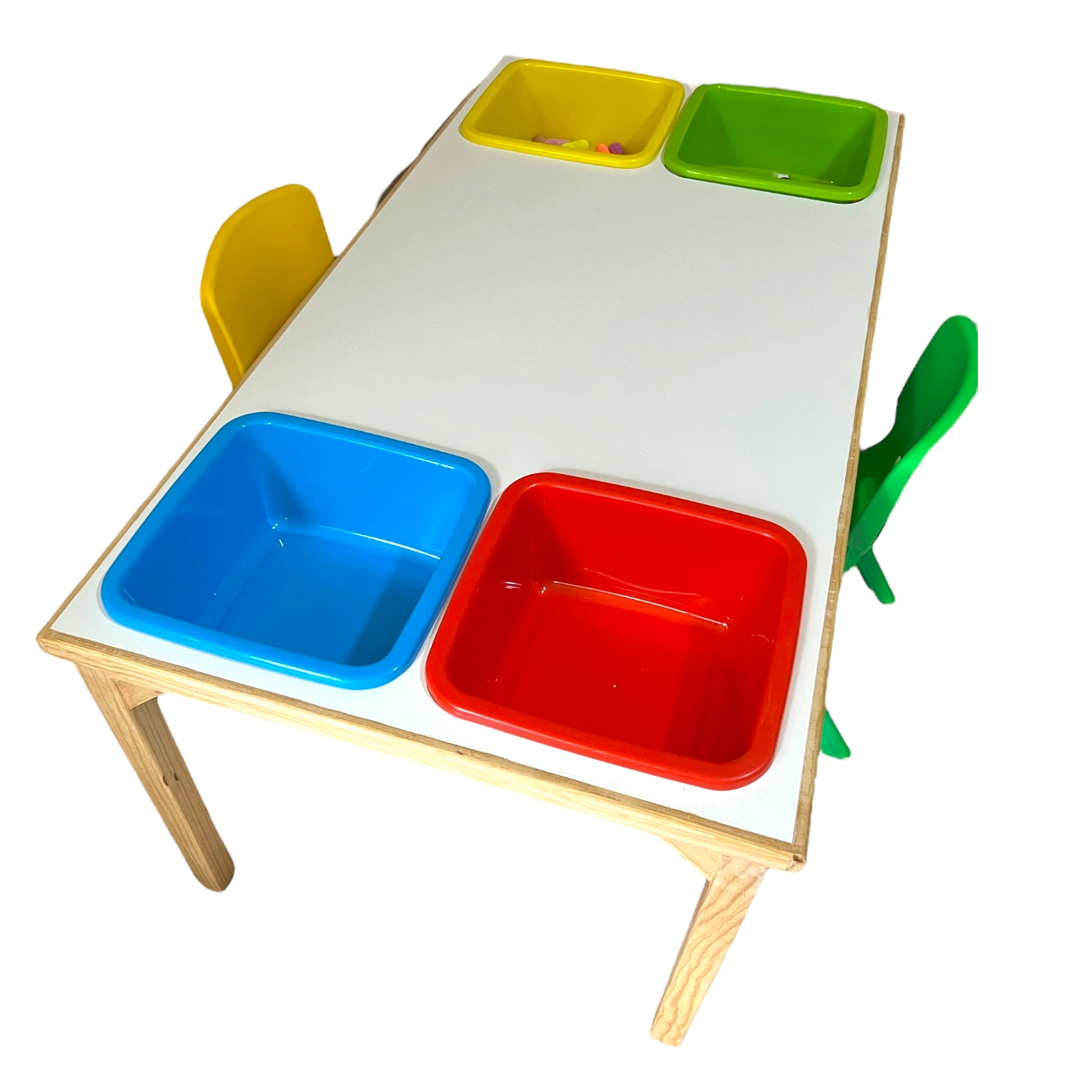 Mesa Infantil de Madera con 4 Sillas de plástico de colores. – IMAGIQ